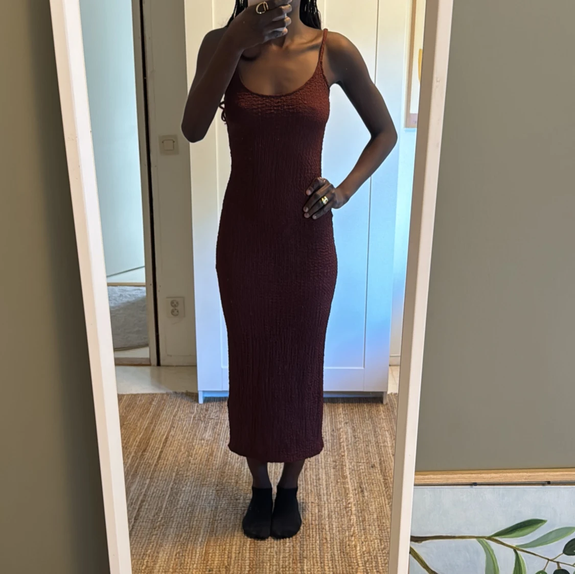 Vinröd långklänning med smala axelband - 4