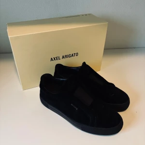 Axel Arigato Laceless 360 - |Säljer dessa Arigatos som ej säljs på vanlig hemsida längre.|Nypris:2500kr!!|De har inga defekter förutom det lilla som är på bild 4🙌🙌|Hör av dig vid minsta fundering🙌🙌|Priset är ej hugget i sten!🙌|