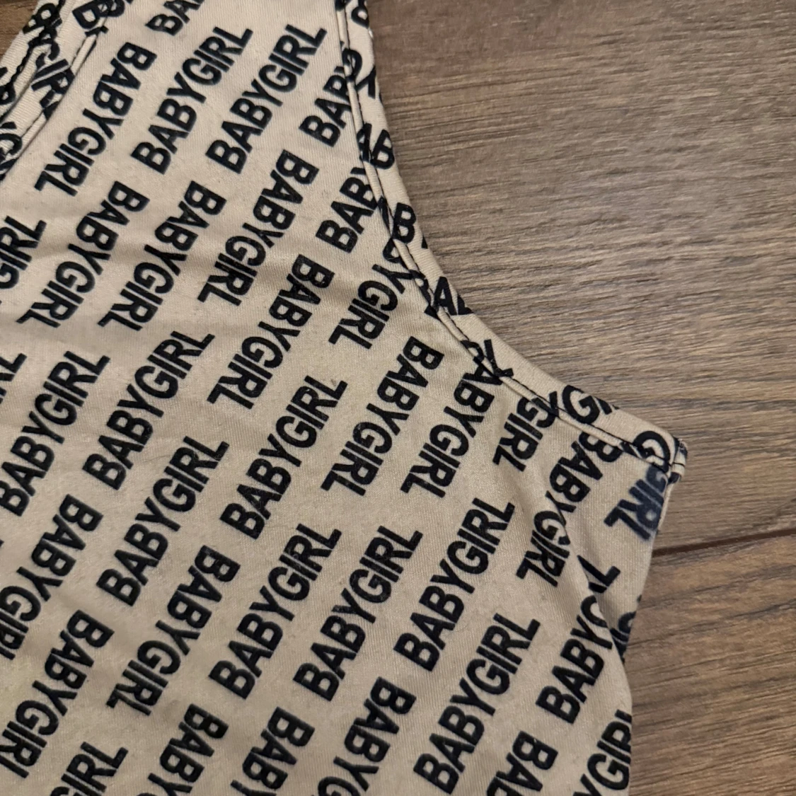 Beige one shoulder topp med BABYGIRL-tryck - 1