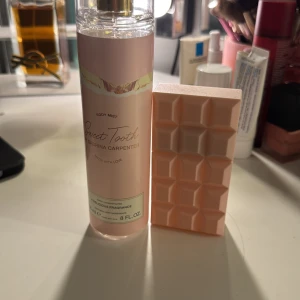 Parfym Sabrina carpenter - Body mist och parfym från Sabrina Carpenter. Båda är endast testade nån gång så som nya! De är 30ml på parfymen 
