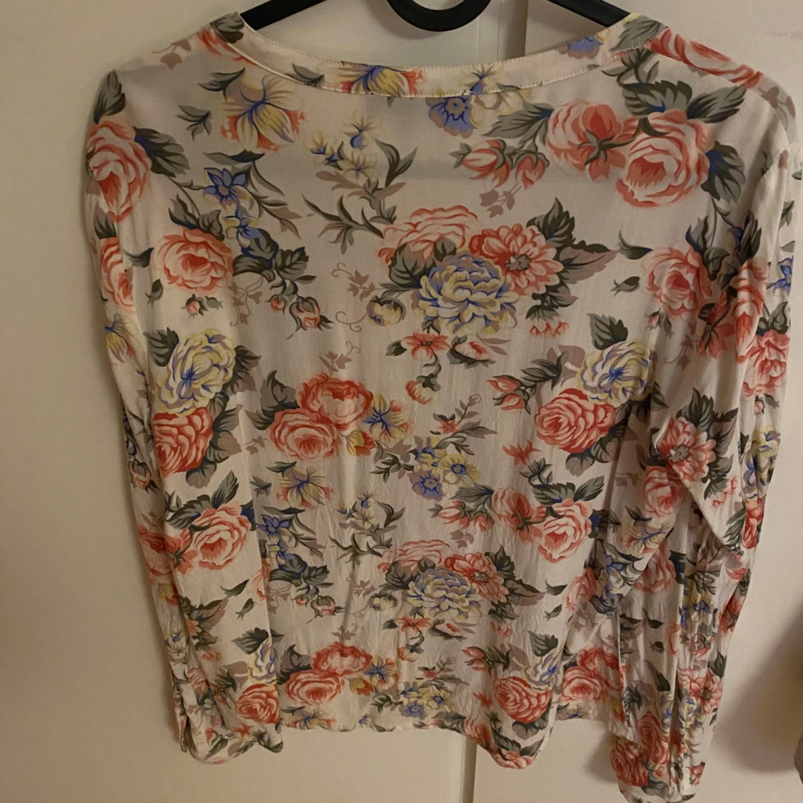 Blommig skjorta från Bik Bok, S - 3