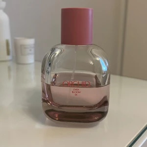 Zara Orchid Bloom 01 Parfym - Trendig parfym från Zara med stilren design och rosa detaljer. Perfekt för dig som gillar fräsch och blommiga dofter. 