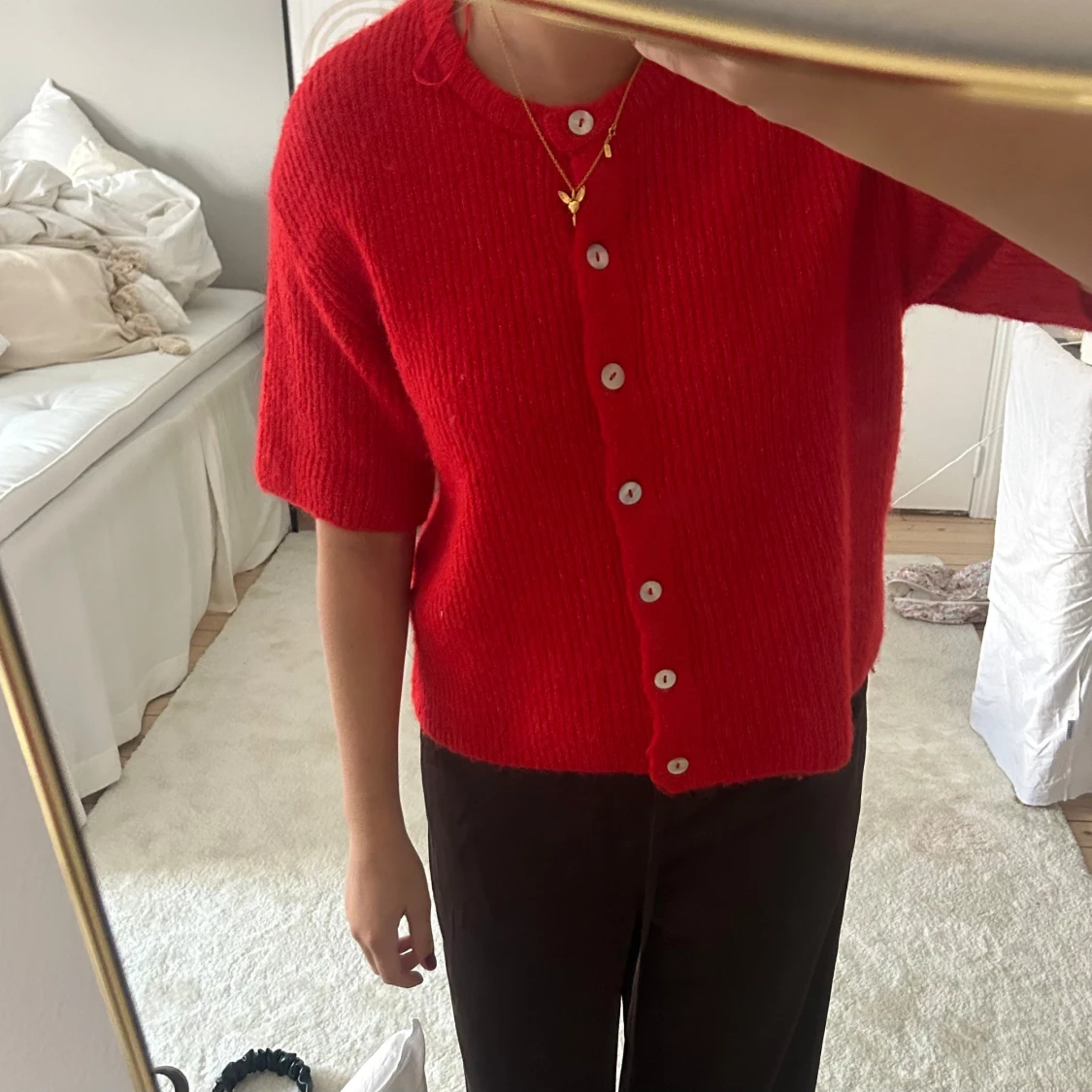 Röd stickad kofta med knappar