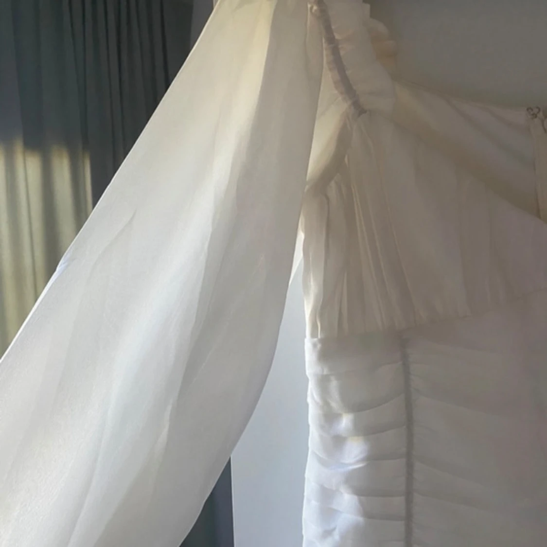 Vit kortklänning med volangärm - 2