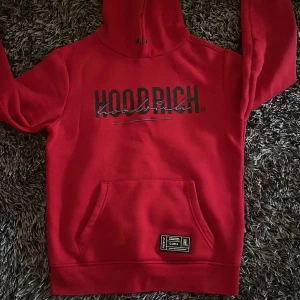 Röd hoodie från Hoodrich  - Tröjan är helt ny 