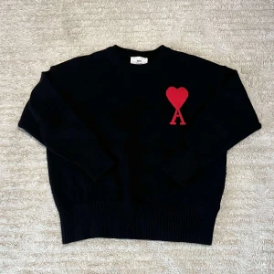 Svart stickad tröja från Ami Paris - Svart stickad tröja från Ami Paris med röd hjärtlogga 