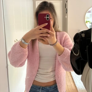 Slutsåld rosa kofta från Lindex storlek xs/s - Säljer denna jättefina rosa koftan från Lindex som är slutsåld! Koftan är i storlek xs/s och den är i jättebra skick!