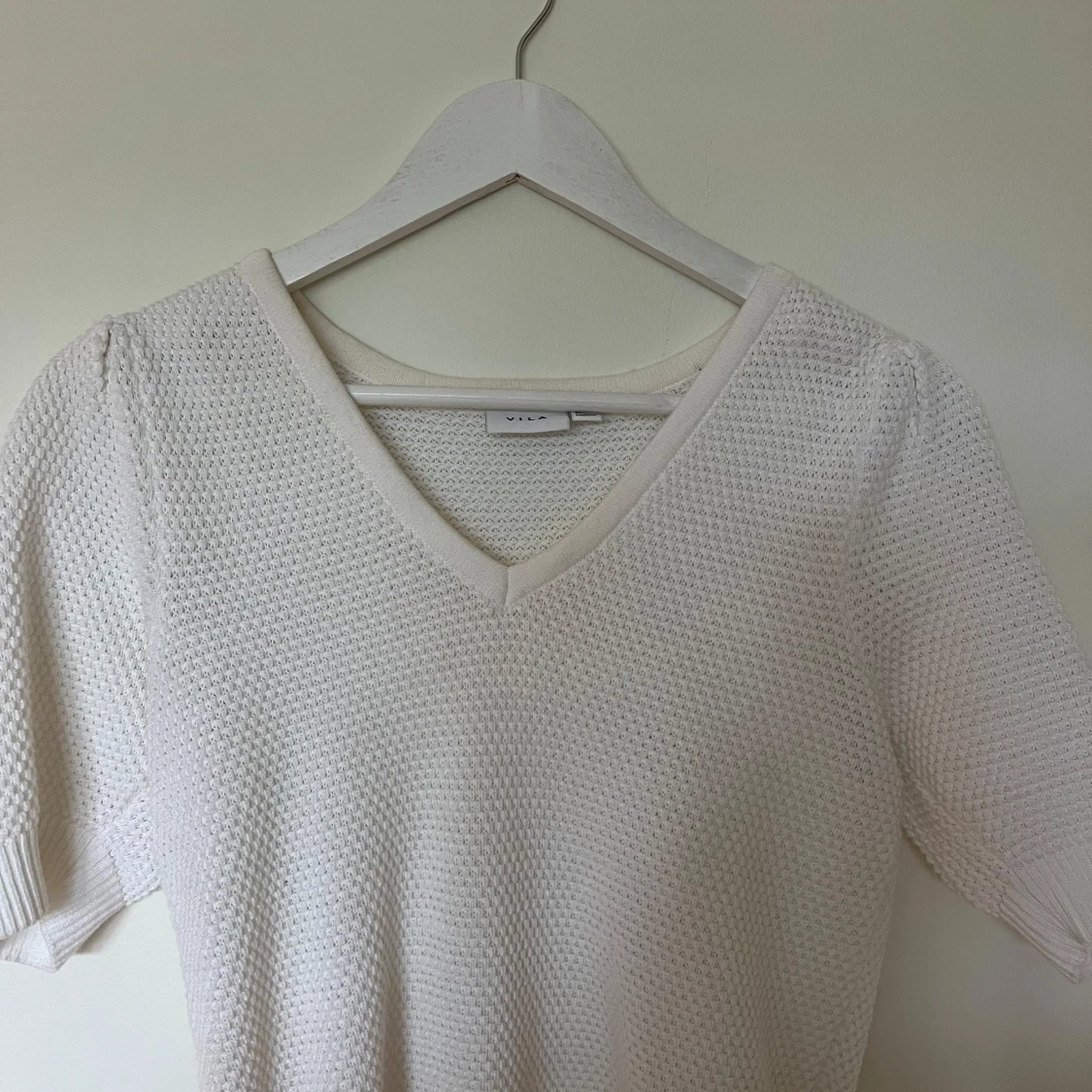 Vit stickad v-ringad topp från Vila