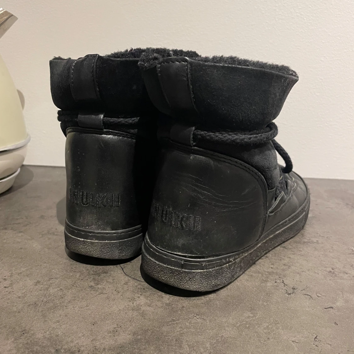 Svarta Inuikii skor - 2