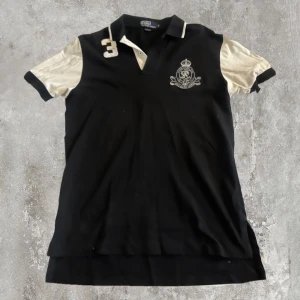 pikétröja Ralph Lauren - Snygg pikétröja från Ralph Lauren i svart. Storlek M men passar S-L, skriv privat för fler frågor 