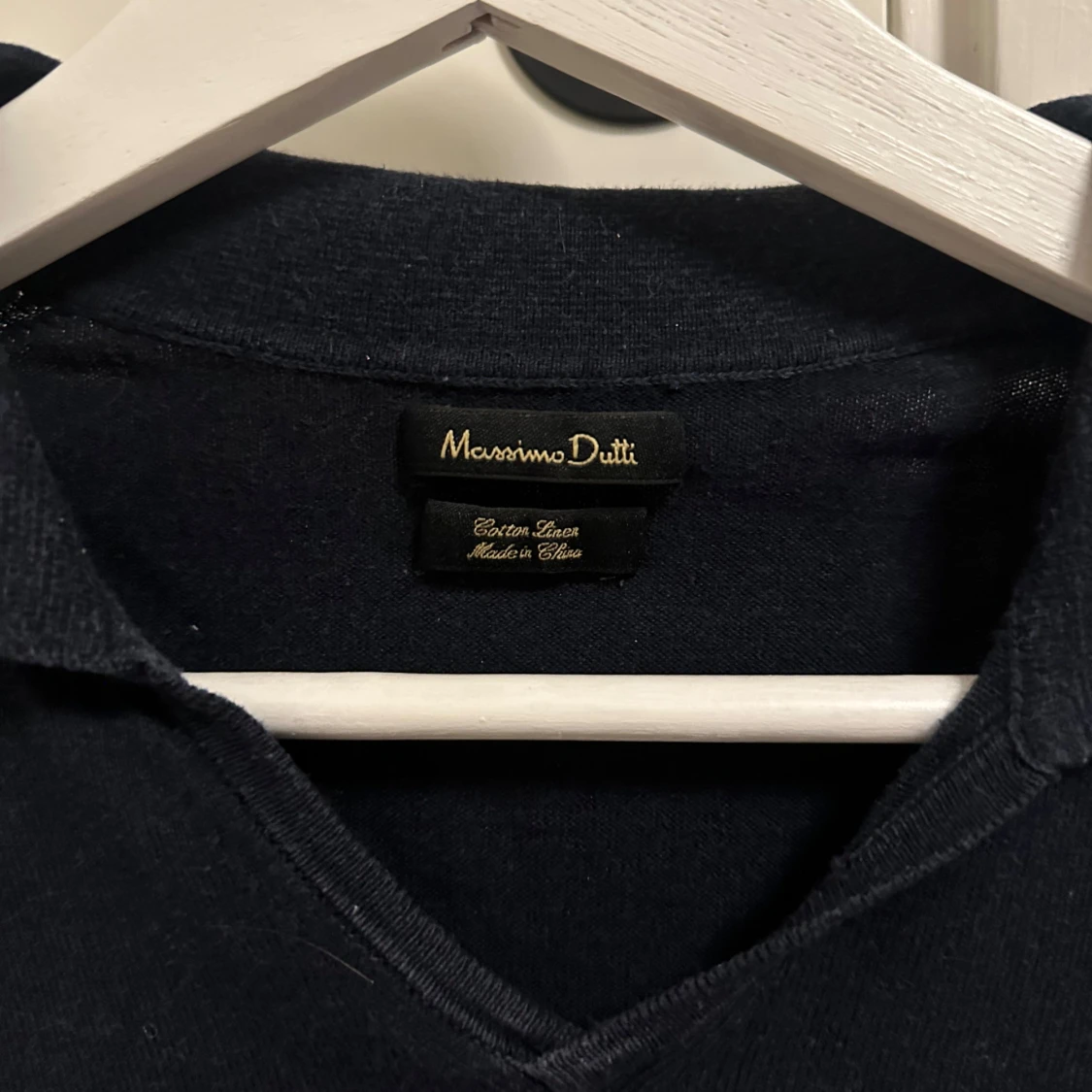Svart t-shirt med krage från Massimo Dutti - 1
