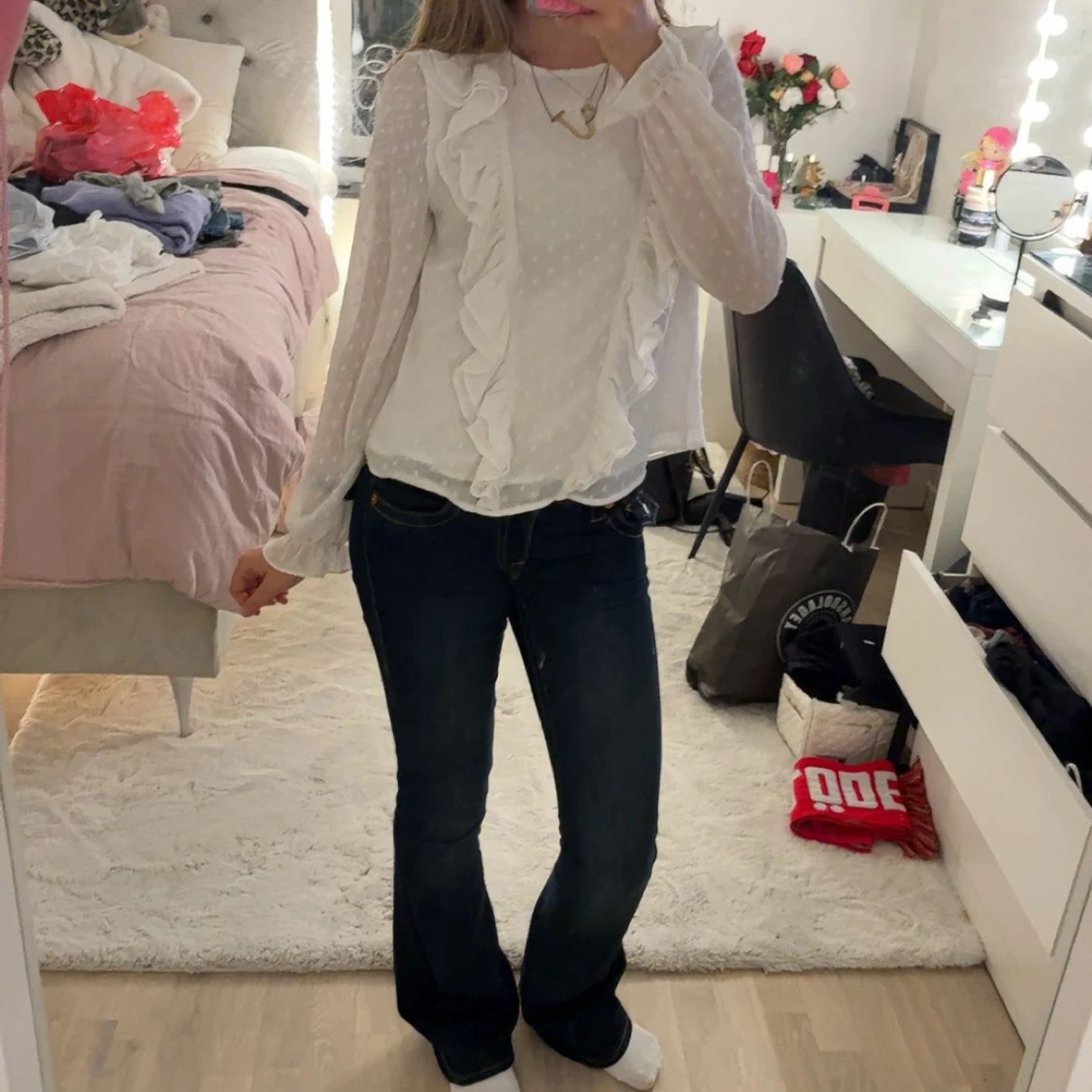 Vit blus med volanger och prickar - 1