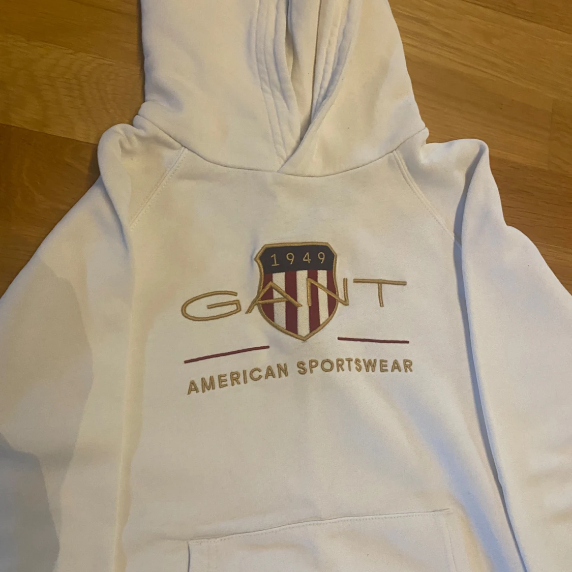 Vit hoodie från GANT med tryck - 1