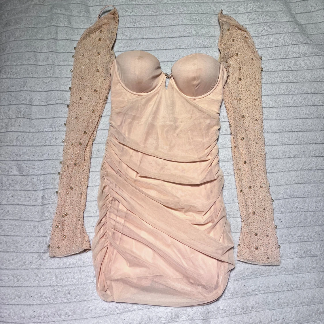 Champagnefärgad kort klänning med pärlor - 1