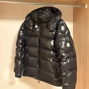 Moncler Maya  - Säljer en Moncler Maya – en av märkets mest ikoniska och eftertraktade modeller.  Jackan är i svart blank finish, fyllig med äkta dun och håller värmen samtidigt som den är lätt och smidig. Moncler med NFC-chip för verifiering Perfekt skick knappt använd hade på mig den precis innan början på denna sommar ett par gånger 3-5 max  Storlek: S  Nypris i butik: ca 9.000kr-11.000kr kr  Mitt pris: 4500kr  Anledning till försäljning: Passar inte min stil, bättre att nån får nytta utav av den.
