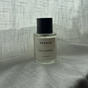 Essnce Cozy Goddess Eau de Parfum - Cozy Goddess från Essnce är en Eau de Parfum, inspirerad av This Is Her från Zadig & Voltaire. Knappt använd 