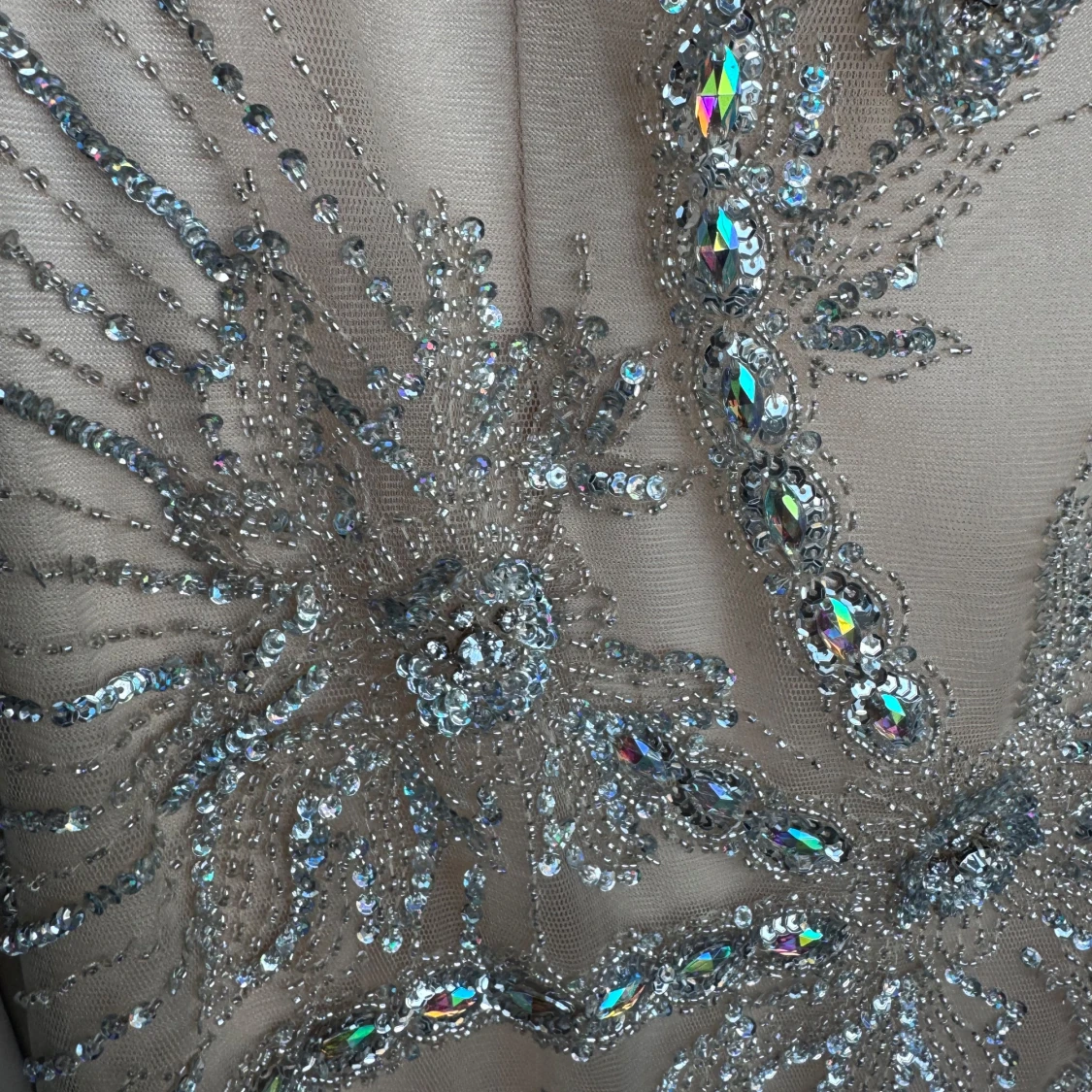 Champagnefärgad glittrig cocktailklänning - 1