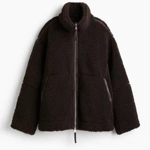 Svart teddyjacka med dragkedja - Slutsåld teddy jacka från hm, prislappen är kvar!!