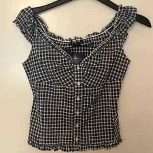 Rutig topp Brandy Melville - Supersöt topp fårn brandy. Aldrig använd köpt för nån månad sen, säljer då den inte kommit till andvändning❤️