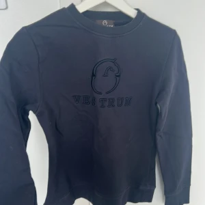 Marinblå sweatshirt från Vestrum - Marinblå sweatshirt från Vestrum med broderad logga och hästmotiv på bröstet. Storlek XS. Inte mycket använd.