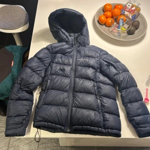 Peak performance jacka - Säljer min vinterjacka då jag köpt en ny, finns en pytteliten defekt på luvan men går enkelt att tejpa eller sy! Pris går att diskutera!