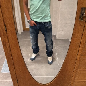 Replay jeans  - Ett per snygga byxor från Replay i storlek W33 L36 i modellen Anbbas 