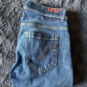 Blå Dondup Jeans - Säljer ett par feta blå dondup jeans i  modellen George. Storlek W30xL32. Perfekta till vardags och enkla att matcha med olika stilar. Väldigt bra och bra kvalité. Pris kan diskuteras vid snabb affär 😀