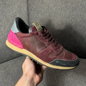Valentino Rockrunners  - Säljer dessa mycket coola valentino rockrunnersen i storlek 43, inget extra medföljer alltså endast skorna, framsidan är små sliten men inget som påverkar, annars väldigt fina. Nypris på 7000kr men säljs nu för endast 1099kr‼️‼️
