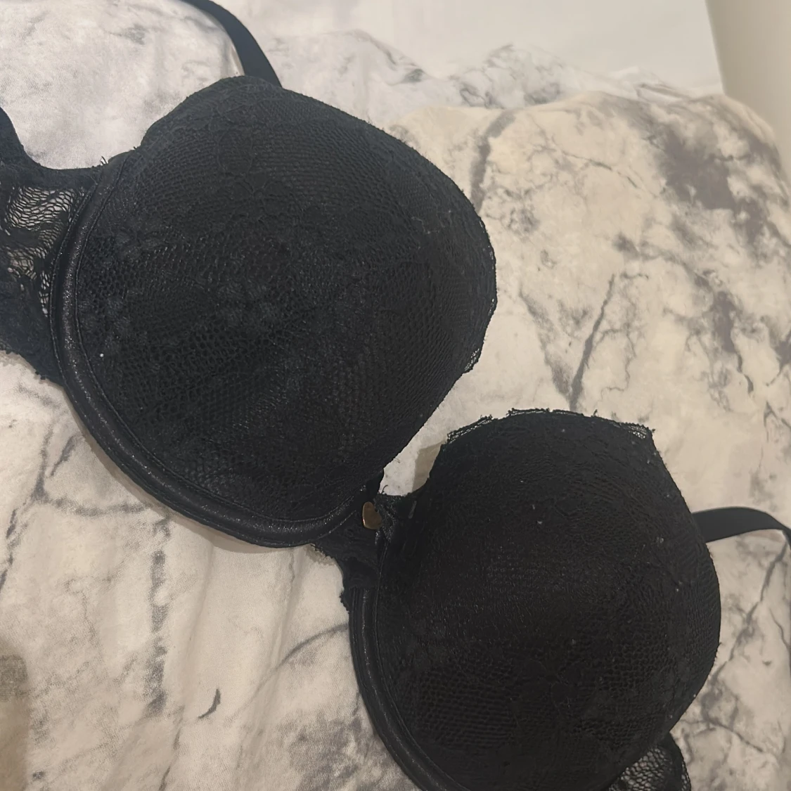 Svart spets-bh med hjärtformad detalj - 1