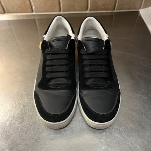 Burberry skor - Svarta burrberry skor, storlek 43