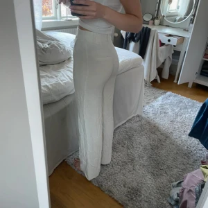 Vita linnebyxor från Gina Tricot - Snygga vita linnebyxor från Gina Tricot i storlek 34. Byxorna är högmidjade med raka ben och har bälteshällor samt diskreta fickor bak. Perfekta för en fräsch och stilren look under varmare dagar. Från Premium Kollektionen och knappast använda!