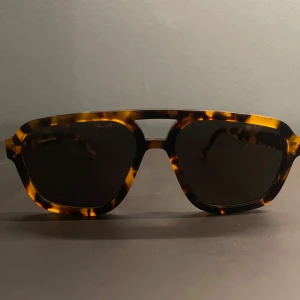 Monokel Eyewear solglasögon Jet / Havana - Oanvända solglasögon från Monokel Eyewear.