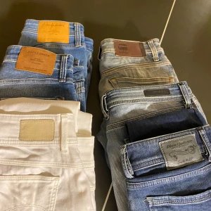 Jeans bundle från olika märken - Säljer en bundle på 6 par jeans från märkena Diesel, G-Star och Jack & Jones. Storlekarna varierar från W27-W29, men alla passar W28. De har slim fit och en skön avslappnad look. Perfekt för återsäljning eller eget bruk. Pris kan diskuteras vid snabb affär!