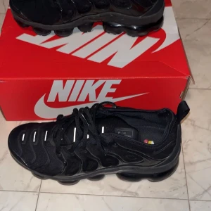 Nike Air Vapormax Plus svarta sneakers - Beskrivning: tvärfeta vapormaxes köpta ifrån jd för några månader sen. De är köpta för ca 2500 kronor och jag hade kvitto med men tyvärr så är den borta men skorna är äkta. Kartongen medföljer och skorna är endast andvända en till 2 gånger.
