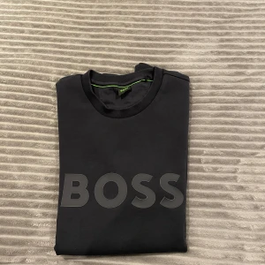 Hugo boss tröja  - Andvänd 2-3 gånger storlek Xl