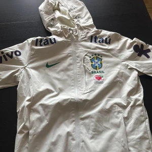 Beige brazil windbreaker  - storlek M men väldigt liten i storlek så passar nog bäst i storlek S, Helt oanvänd, Snygg och trendig brazil windbreaker i beige , 