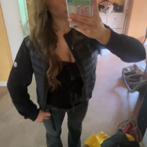 Svart moncler cardigan  - Säljer en svart cardigan från Moncler i storlek S. Använd sparsamt inga tecken på användning. Köptes här på plick för 7500kr men säljer nu 3900kr🥰 skickas inom 1-2 dagar. Vid snabb affär går priset att diskutera 