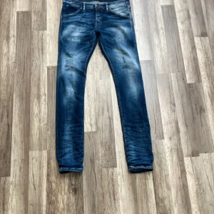 Jack n Jones Jeans  - Snygga blå slim fit jeans från Jack & Jones, modell slim fit/glen jeansen är i bra skick inga defekter som inte ska vara där har du frågor eller funderingar är de bara att höra av sig 😀