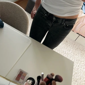 Mörkgråa bootcut jeans💕 - Snygga mörkgråa bootcut jeans från Gina Tricot i strl 34💕! Passar så bra till hösten🍂och sitter väldigt skönt! Säljer dessa för att de är lite för korta för mig, 175cm lång❤️