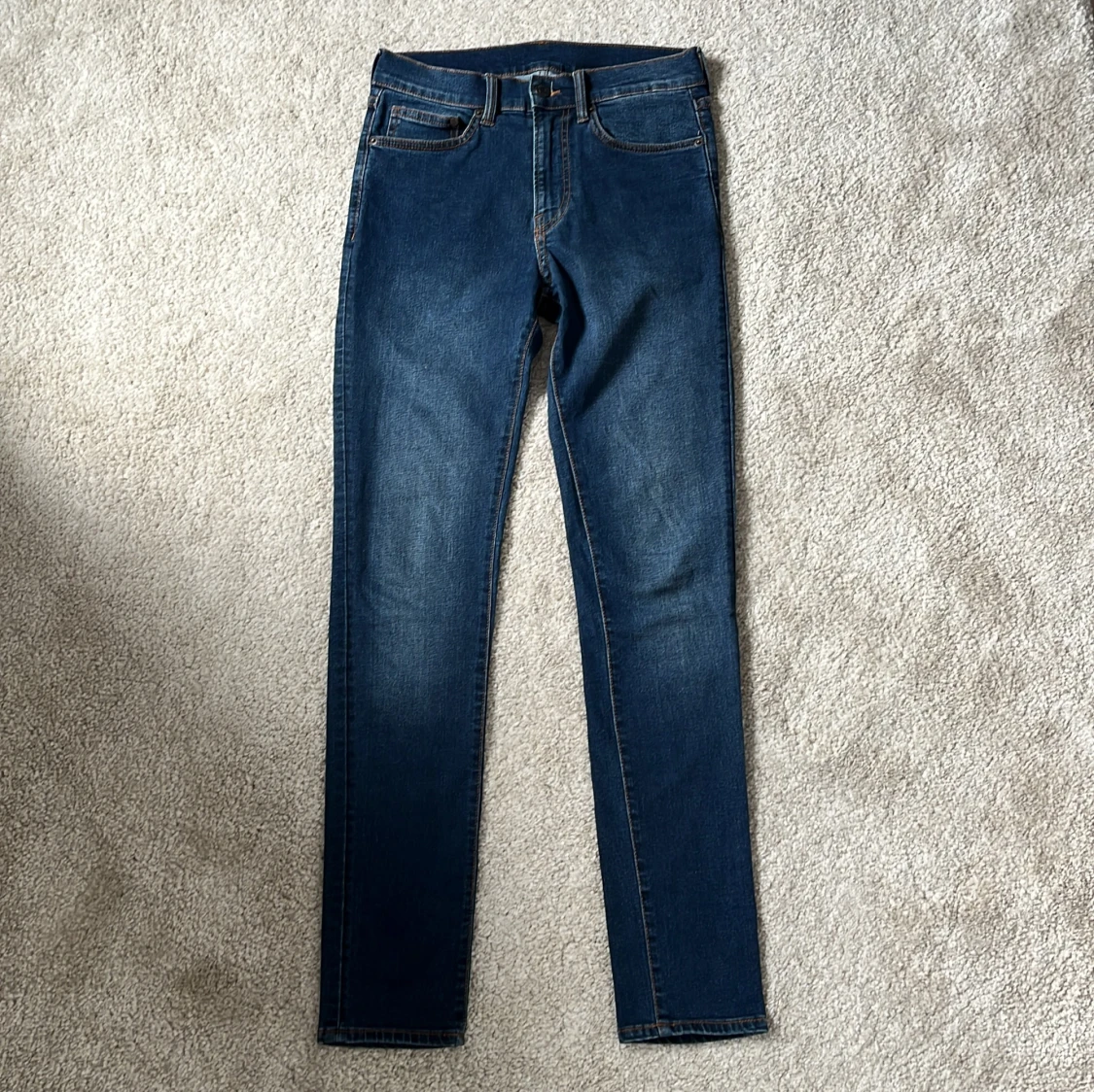 Mörkblå jeans