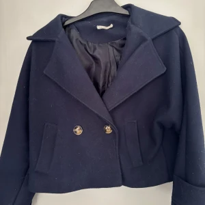 Mörkblå kappa fårn missäy - Säljer en stilren mörkblå kappa från missäy i storlek S säljer denna då de är för liten åt mig och inte kommer så mycket till användning längre!