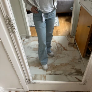 Gina tricot jeans - Gina tricot hekt nya oanvända jeans med prislapp. Nypris 499kr. 