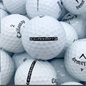Callaway supersoft  - Callaway Supersoft golfbollar i mycket fint skick. Perfekta för dig som söker mjuk känsla och lång räckvidd. Bollarna är rena och utan synligt slitage eller defekter. Passar både nybörjare och erfarna golfare. 12 st bollar. 