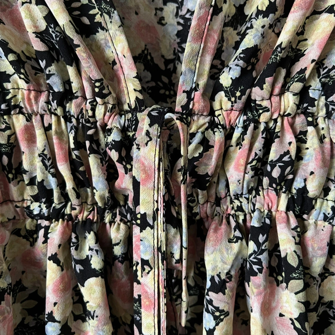 Blommig omlottblus med snörning  - 3