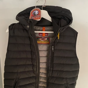 Parajumper väst  - Säljer en super fin parajumper väst med luva nytt skick inga skador eller annat 