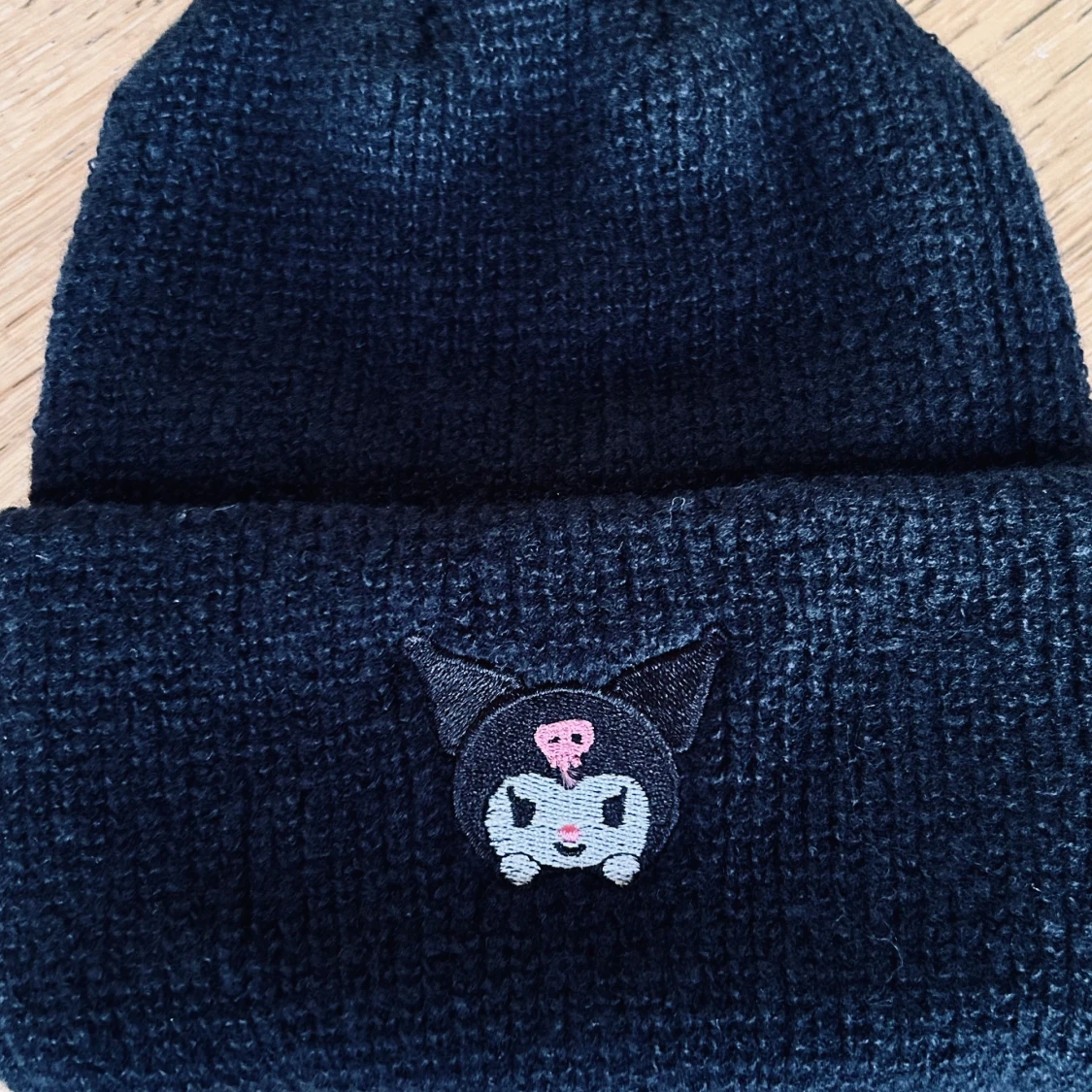 Svart stickad mössa med Kuromi-motiv! - 1