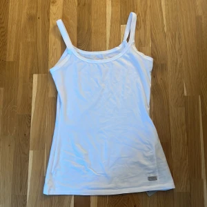 Vit linnetopp i bomull, stl S - Vitt Intimissimi linne i nyskick. Endast provad en gång.