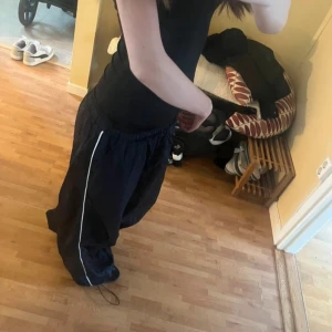 parachute byxor - snygga marinblåa marachute byxor säljs pga att de inte används längre. är som nya men dom är lite skrynkliga men man tänker inte på det. priset går att diskuteras om och den är i bra skick! 💗