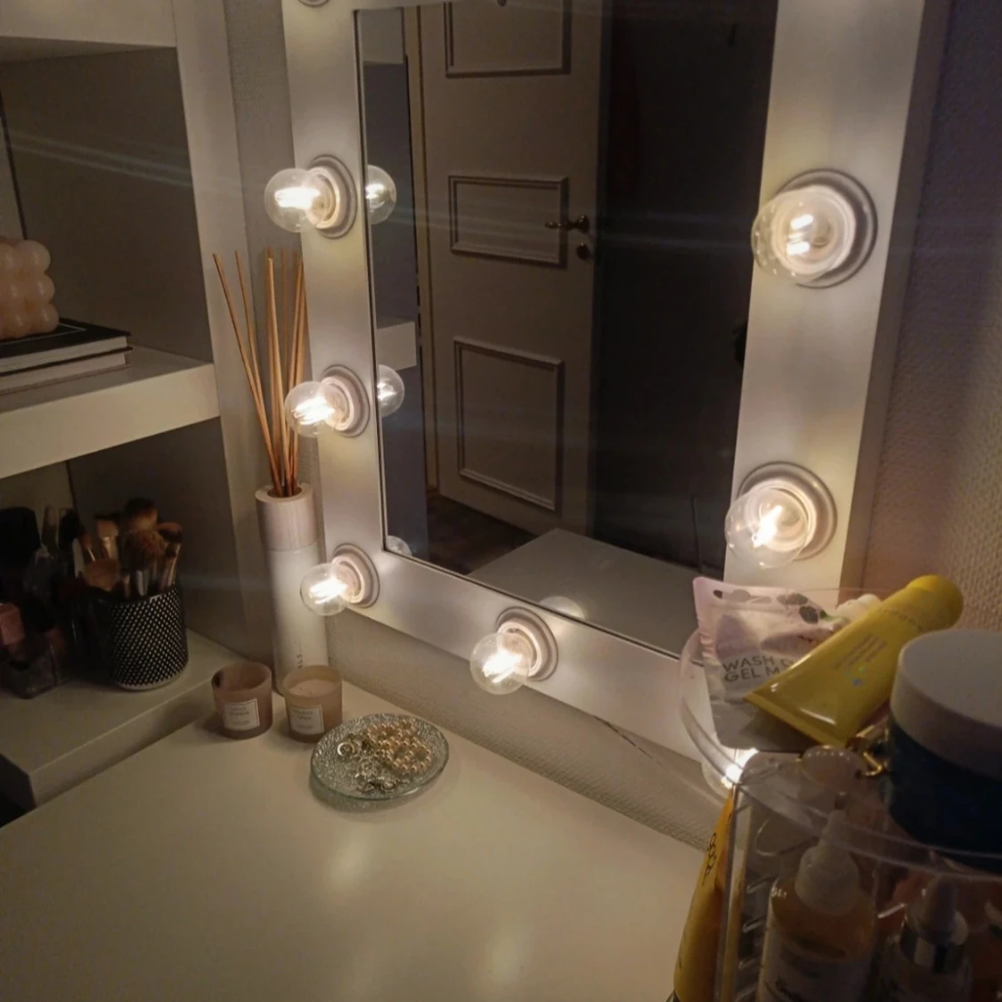 Sminkspegel med LED-belysning