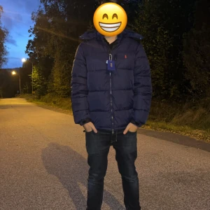  Polo Ralph Lauren jacka  - Snygg mörkblå dunjacka från Polo Ralph lauren. Storlek M.                                 Bara att höra av sig vid funderingar.          Ni vet varför den kostar som den gör😉